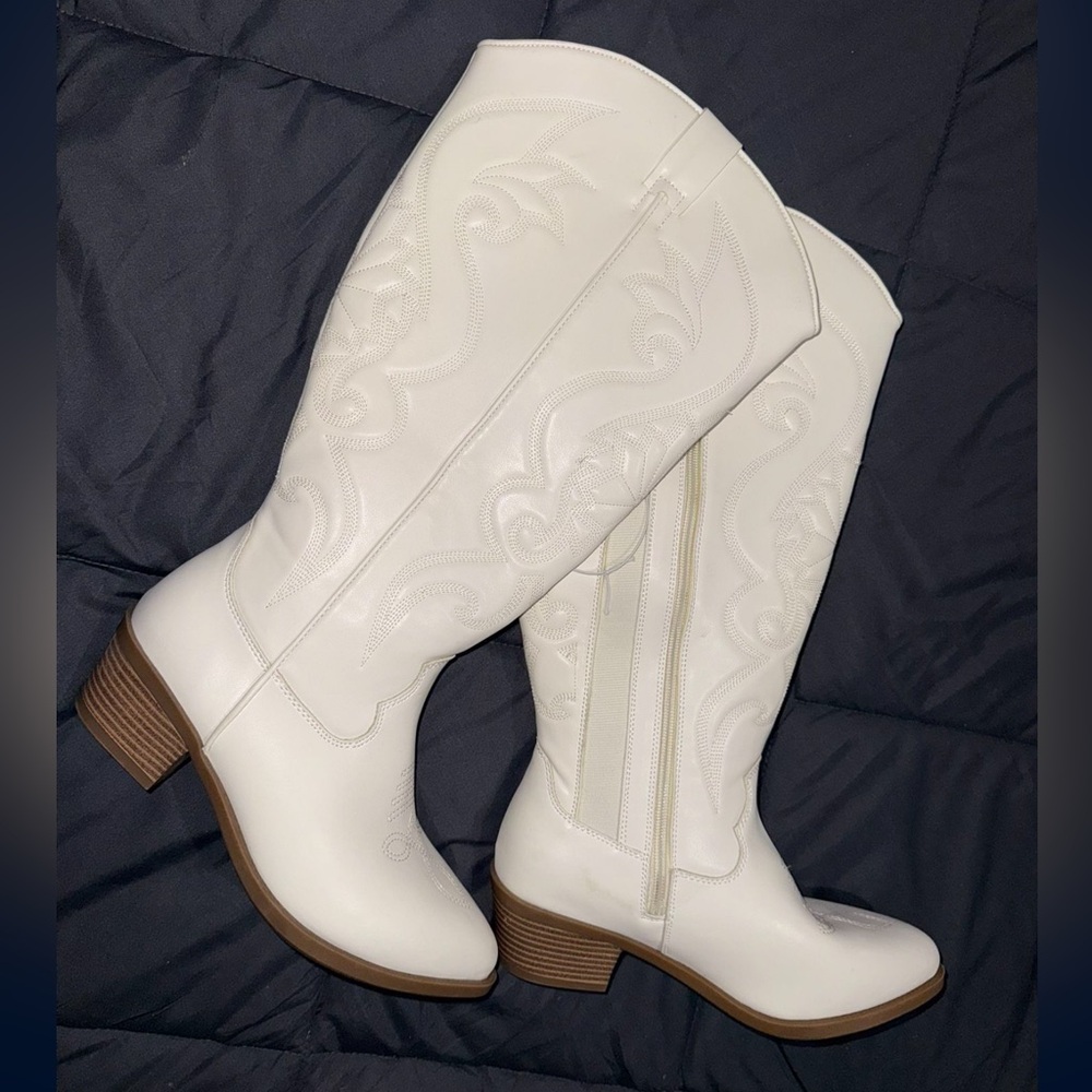 Torrid White Embroidered Heeled Boots
WIDE LEG perfect comfort.